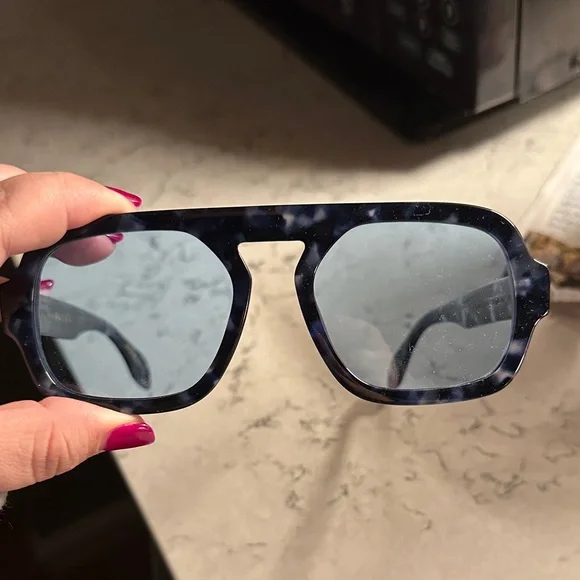 Elisa Johnson Blue Tortoise Shell Sunglasses - Picture 6 of 6